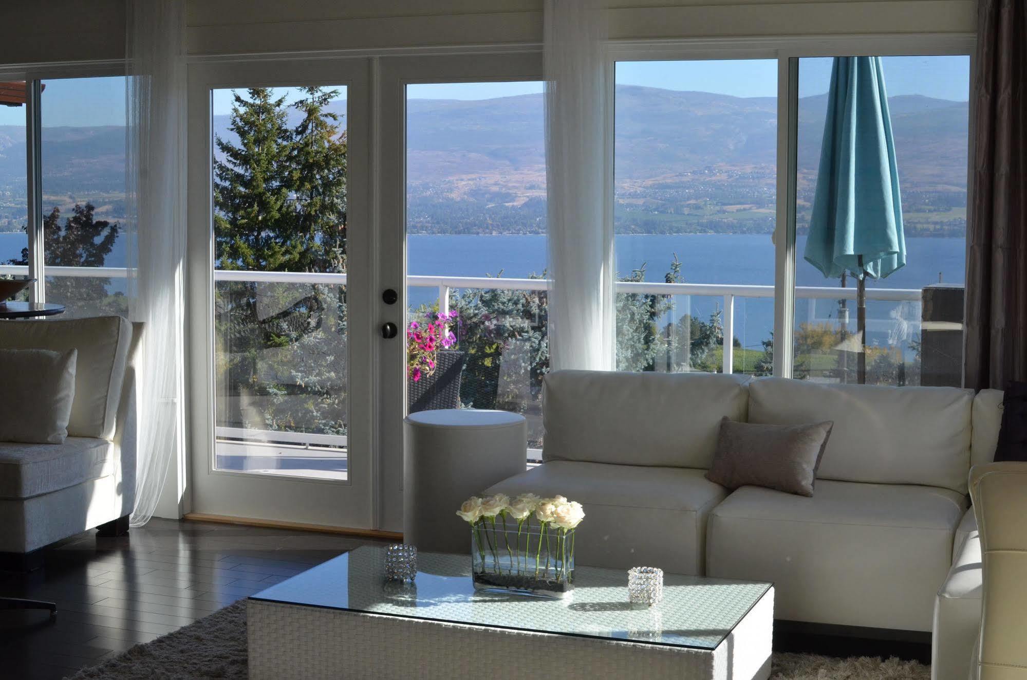A Le Chateau Du Lac West Kelowna Exteriör bild